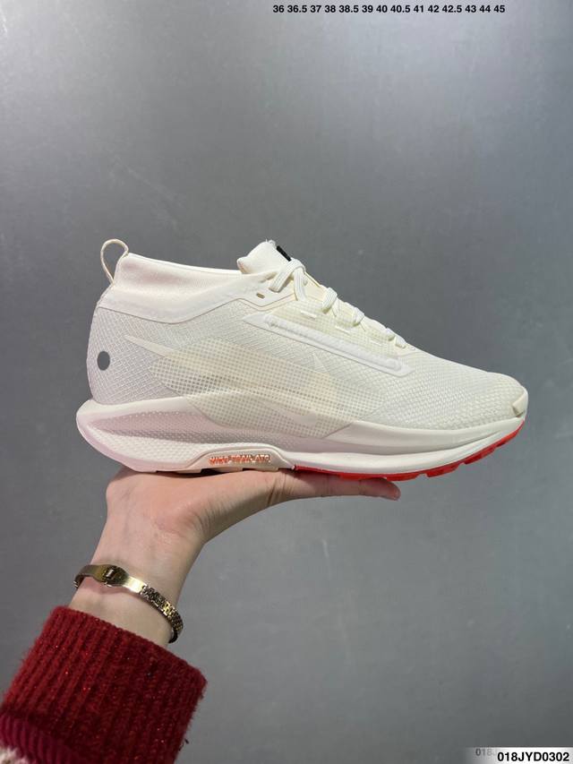 公司级Nike Reactx Wildhorse 10 越野跑步鞋 登月兼顾迅疾外观和稳固脚感 后跟覆面和中足动态支撑巧妙融合 缔造稳定顺畅的迈步体验 官方货号