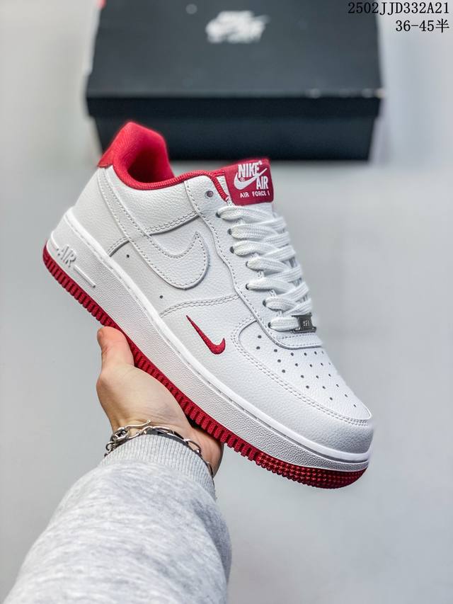 真标耐克Nike Air Force 1“07空军一号低帮百搭休闲运动板鞋。柔软、弹性十足的缓震性能和出色的中底设计，横跨复古与现代的外型结合，造就出风靡全球三