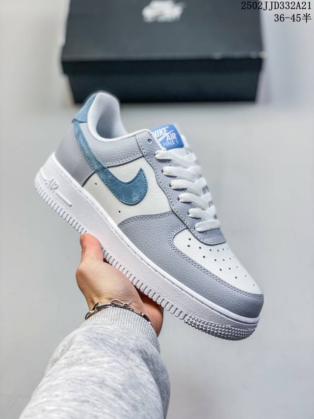 真标耐克Nike Air Force 1“07空军一号低帮百搭休闲运动板鞋。柔软、弹性十足的缓震性能和出色的中底设计，横跨复古与现代的外型结合，造就出风靡全球三