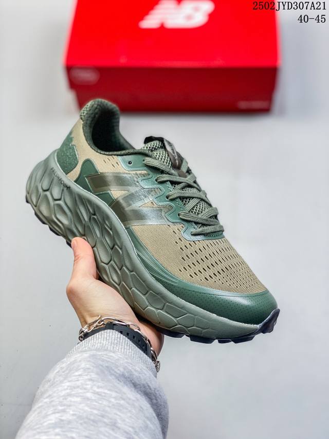 New Balance 新百伦 采用一体式工程网眼鞋面及热熔Logo细节，中底嵌入Fresh Foam X 中底轻量化泡沫技术，组合防滑耐磨橡胶外底片更厚更弹,