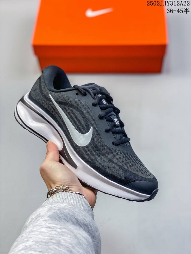 公司级带半码！ Hoka Mafate Speed Three 2玛法特 超轻厚底轻量山地跑步鞋 作为先锋品牌的 Hoka One One总是以独特的方式，在设