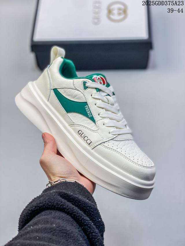 Gucci 古驰今年最新款男鞋 香港-专柜同步 全品相 顶级进口材料 极为亲肤舒适 摸上去非常的细腻 版型上很正 进口牛皮+真皮内里+几何构图案 奢华生动 图案