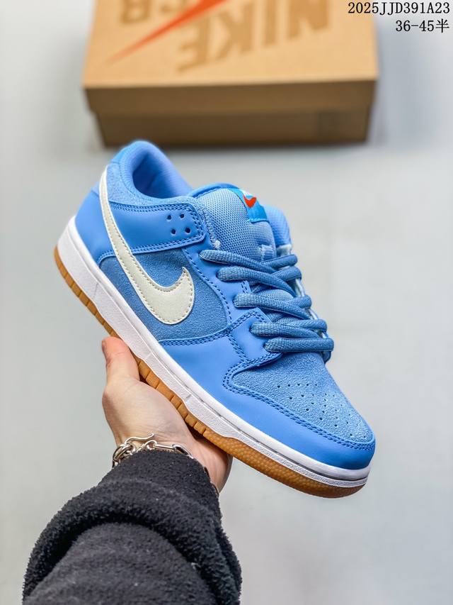 耐克 Nike Dunk Low Retro 运动鞋复古板鞋 ，作为 80 年代经典篮球鞋款，起初专为硬木球场打造，后来成为席卷街头的时尚标杆，现以经典细节和复