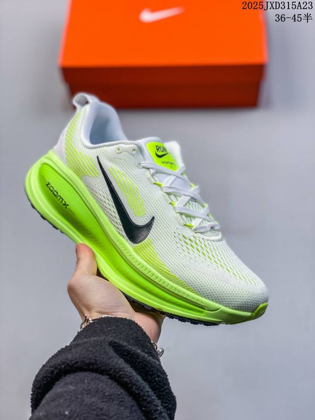 公司级Nike Vomero 18 耐克 舒适减震防滑 低帮跑步鞋 全掌Reactx泡绵中底 前掌和后跟还配备了Air Zoom气垫单元 据说跑起来更快更舒适哦