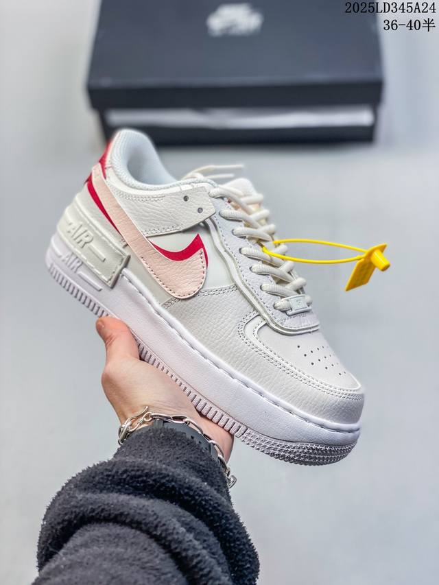 公司级空军马卡龙果冻系列 耐克 Nike Air Force 1 Shadow Af1解构机能拼接 空军一号轻量增高魔术贴低帮百搭板鞋，一改原先的常规 Swoo