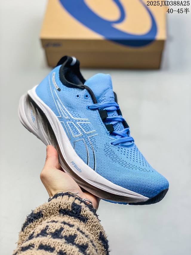 公司级Asics 亚瑟士Gel-Nimbus 26稳定跑鞋鞋面采用双层提花网面设计，提高包裹性和透气性，后跟搭载稳定系统科技T-Gel提升整体支撑力和结构感，减