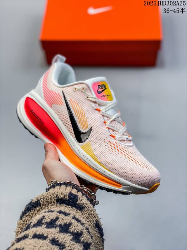公司级Nike Vomero 18 耐克 舒适减震防滑 低帮跑步鞋 全掌Reactx泡绵中底 前掌和后跟还配备了Air Zoom气垫单元 据说跑起来更快更舒适哦