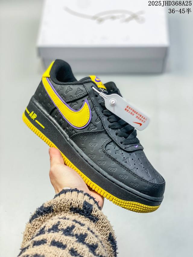 真标耐克Nike Air Force 1“07空军一号低帮百搭休闲运动板鞋。柔软、弹性十足的缓震性能和出色的中底设计，横跨复古与现代的外型结合，造就出风靡全球三