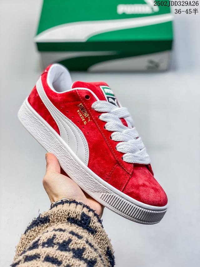 Puma Suede Xl 彪马新款面包鞋男女同款复古休闲板鞋 鞋身通体采用细腻的麂皮材质 厚实柔软 质感出众 鞋侧保留Puma标志性跑道图案 侧面与后跟点缀金