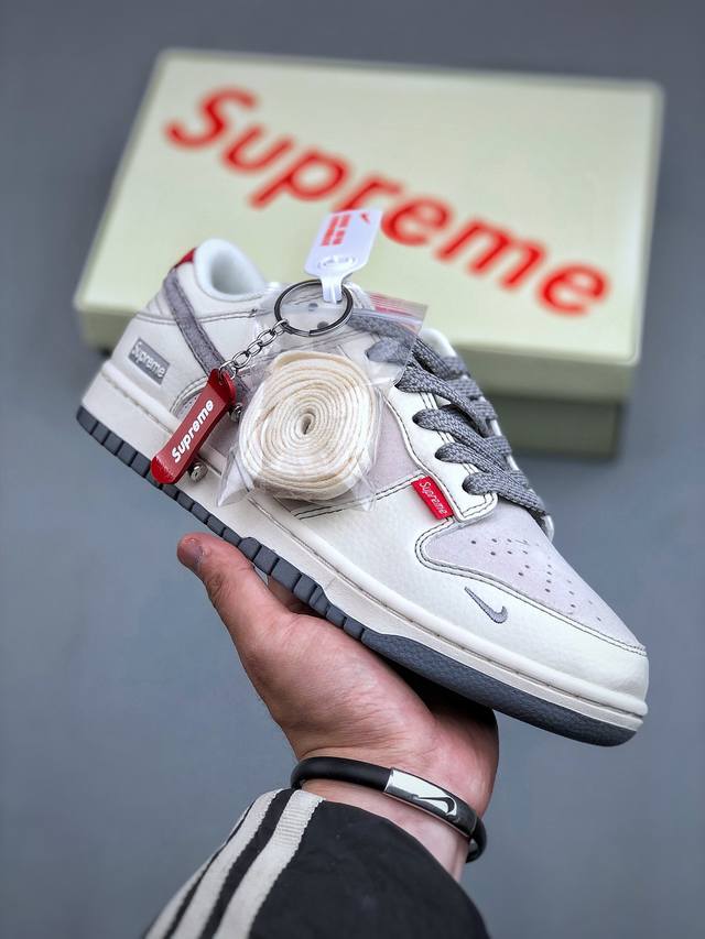 Nk Sb Dunk Low Supreme联名 红标米灰勾 周年高端定制 低帮休闲板鞋 Bb7518-025 #定制鞋盒 大厂纯原品质出货 超高清洁度 皮料切