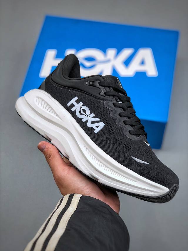 Hoka M Clifton 9 全新配色这个品牌来自于新西兰的毛利语，Hoka表示大地，One One表示飞越，连起来就是飞越地平线，One One不是读作“