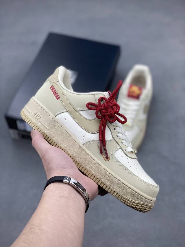 超级福利 核心特价 长期补货 耐克Nike Air Force 1 Low 空军一号 Af1 低帮百搭休闲运动板鞋。柔软、弹性十足的缓震性能和出色的中底设计，横