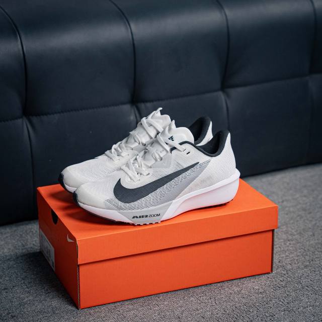 核心私 Air Zoom Rival Fly 4超弹透气轻量跑步鞋鞋款搭载 Flyknit 材料 出众弹性 易于穿脱 采用React技术 轻盈耐 跑步健身房锻炼
