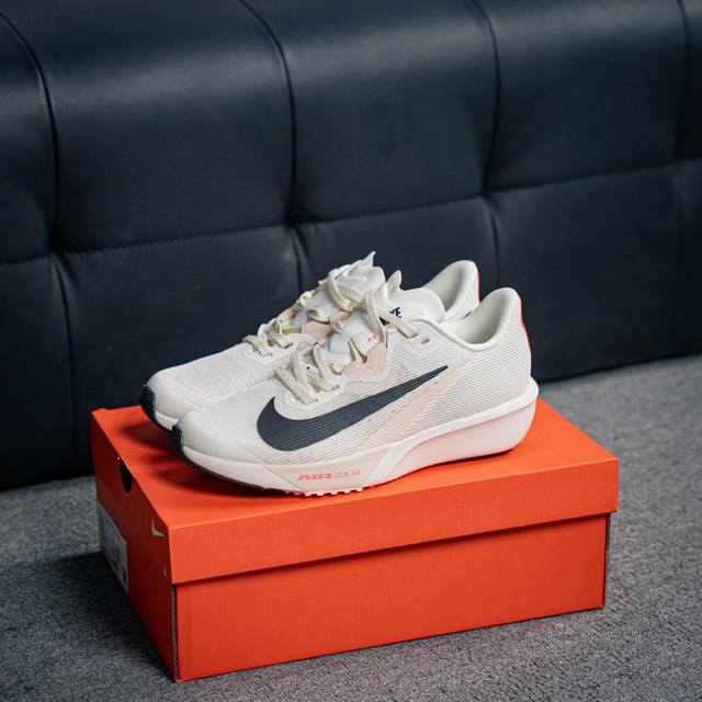 核心私 Air Zoom Rival Fly 4超弹透气轻量跑步鞋鞋款搭载 Flyknit 材料 出众弹性 易于穿脱 采用React技术 轻盈耐 跑步健身房锻炼