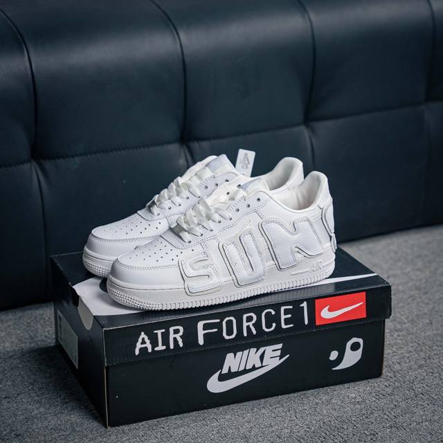 核心私 Air Force 1 原装级别 原楦头原纸板 打造纯正空军版型专注外贸渠道 全掌内置蜂窝气垫 原盒配件 原厂中底钢印、拉帮完美 货号：Dd7050 1