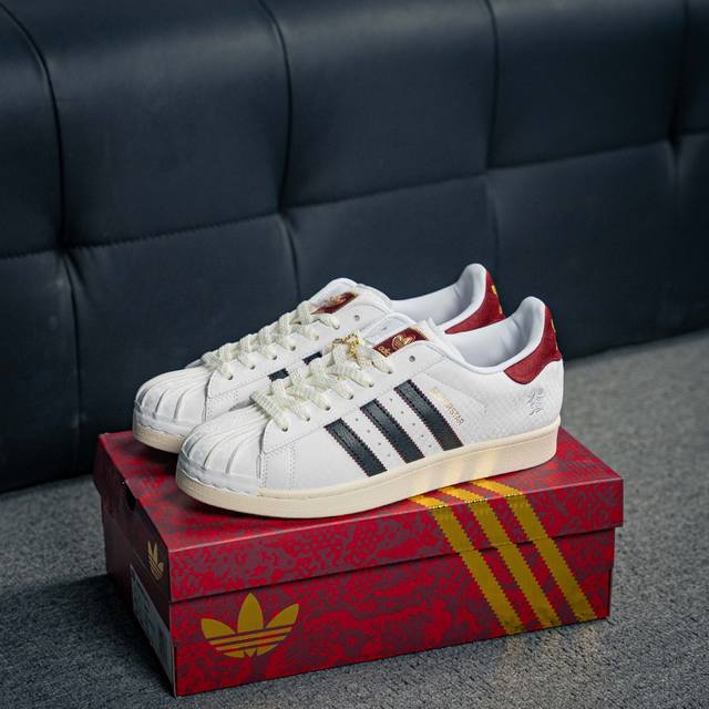核心私 Adidas Samba Og 桑巴舞街头系列德训运动板鞋 采用固色翻毛皮组合牛剖革鞋面材质 外置正确3层组合围条加厚烟胶橡胶大底 货号：Jr8036