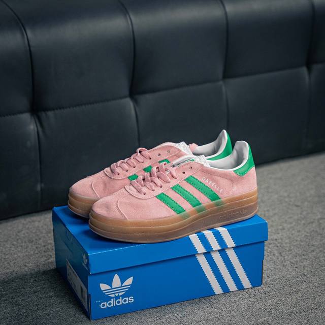 核心私 Adidas Gazelle Bold W 三叶草复古防滑耐磨低帮板鞋 鞋款采用柔软的绒面革和耐用的皮革衬里融合在橡胶外底上 货号：Hq6893 尺码：