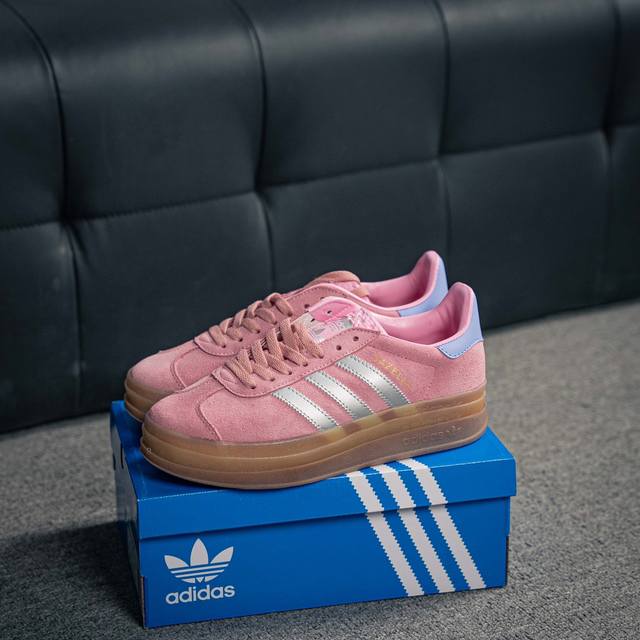 核心私 Adidas Gazelle Bold W 三叶草复古防滑耐磨低帮板鞋 鞋款采用柔软的绒面革和耐用的皮革衬里融合在橡胶外底上 货号：Hq6893 尺码：