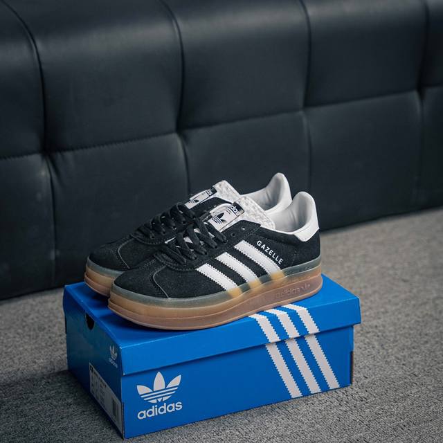 核心私 Adidas Gazelle Bold W 三叶草复古防滑耐磨低帮板鞋 鞋款采用柔软的绒面革和耐用的皮革衬里融合在橡胶外底上 货号：Hq6893 尺码：