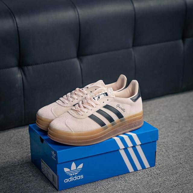 核心私 Adidas Gazelle Bold W 三叶草复古防滑耐磨低帮板鞋 鞋款采用柔软的绒面革和耐用的皮革衬里融合在橡胶外底上 货号：Hq6893 尺码：