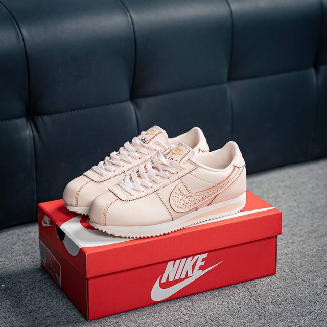 核心私 耐克 Classic Cortez Leather 阿甘复古初代皮革运动慢跑鞋。Nike Classic Cortez 鞋款是 Nike 元年款跑步鞋，