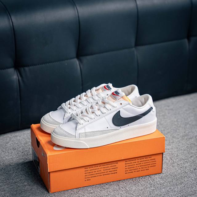 核心私 耐克Nike Blazer Mid 77 Jumbo 复古经典开拓者 颇具辨识度的Nike Blazer Mid配色，将于今年回归登场，Swoosh配色