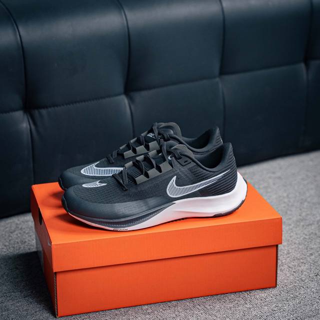 核心私 Air Zoom Rival Fly 3 超弹透气轻量训练跑步鞋 鞋款搭载 Flyknit 材料 出众弹性 易于穿脱 采用React技术 轻盈耐 跑步健