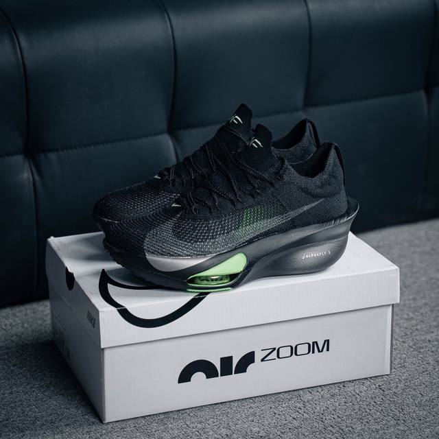 核心私 Nike Air Zoom Alphafly Next%整体采用前作的设计语言，并且对后者的细节进行升级，马拉松和长距离路跑的性能极限设计而生。 货号: