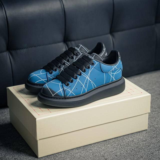 核心私 Alexander Mcqueen 亚历山大麦昆 松糕鞋厚底增高小白鞋 垫脚 回弹度到位 耐磨又舒适 鞋底厚 尺码：35 36 37 38 39 40