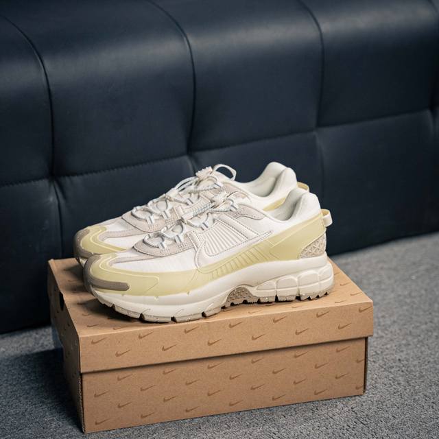 核心私 耐克Nike Zoom Vomero Roam 马拉松复古跑五代休闲运动慢跑鞋 厚底老爹鞋。采用环保纤维革饰片组合网眼布鞋面材质 升级正确后跟Tpu加固