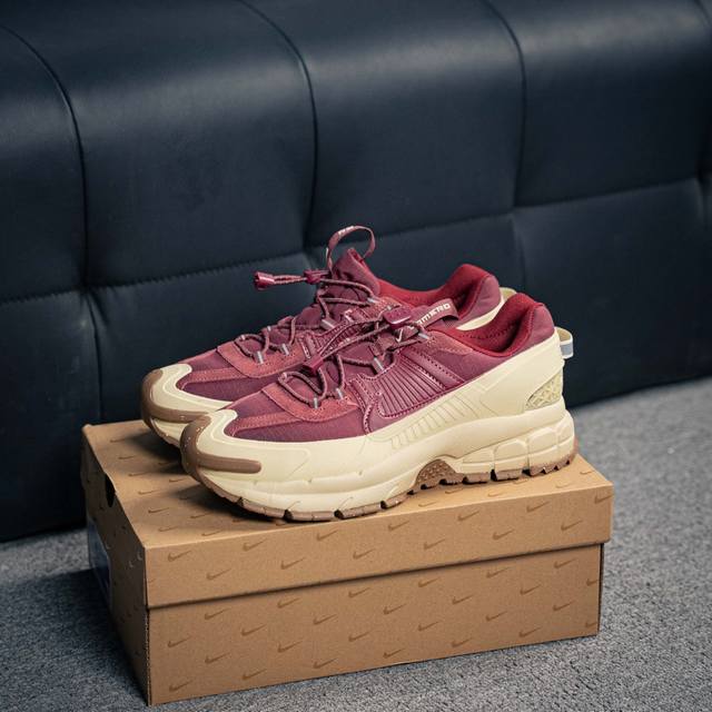 核心私 耐克Nike Zoom Vomero Roam 马拉松复古跑五代休闲运动慢跑鞋 厚底老爹鞋。采用环保纤维革饰片组合网眼布鞋面材质 升级正确后跟Tpu加固