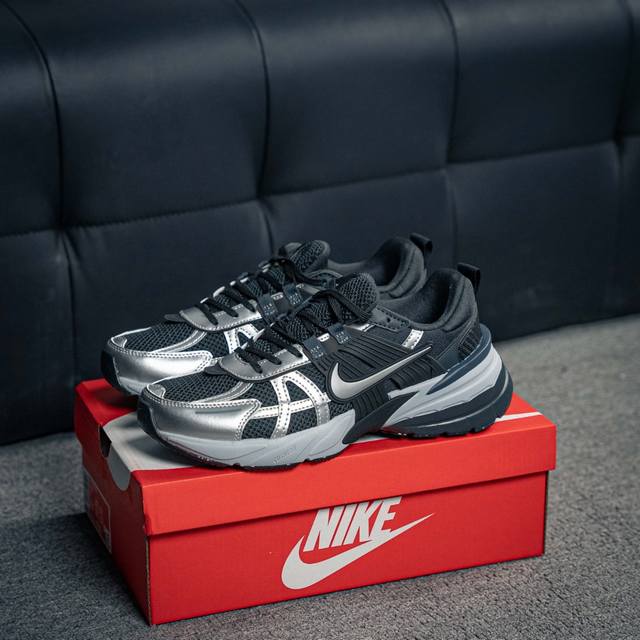 核心私 Nike V2K Run 减震防滑复古低帮跑步鞋 材质上使用大面积网眼 皮革 Tpu 组成 支撑和透气性肯定不错 中底处由 Cushlon 泡绵打造 保