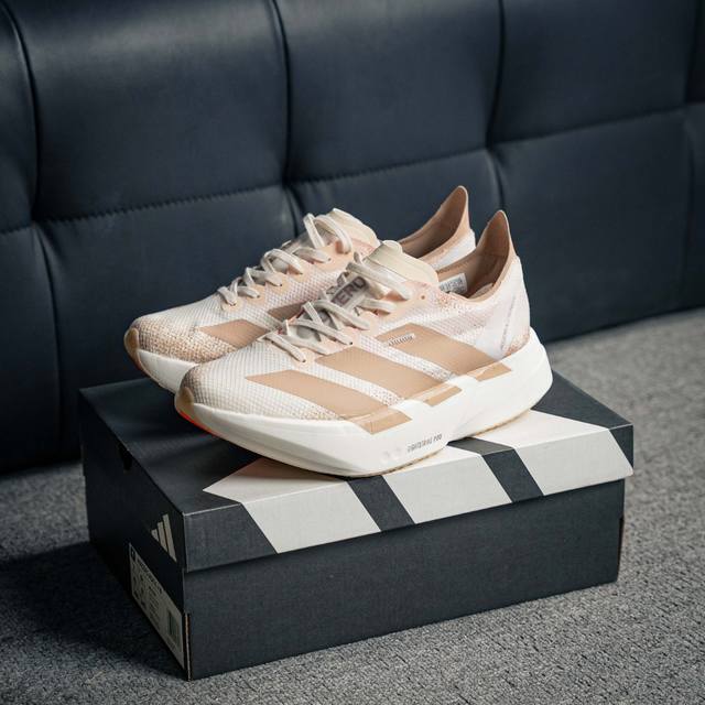 核心私 Adidas Adizero Adios 4 M轻盈跑鞋 耐磨减震专业跑步鞋 冲向目标，一路向前，不断挑战和突破自我 无论是平时训练还是马拉松，让这款A