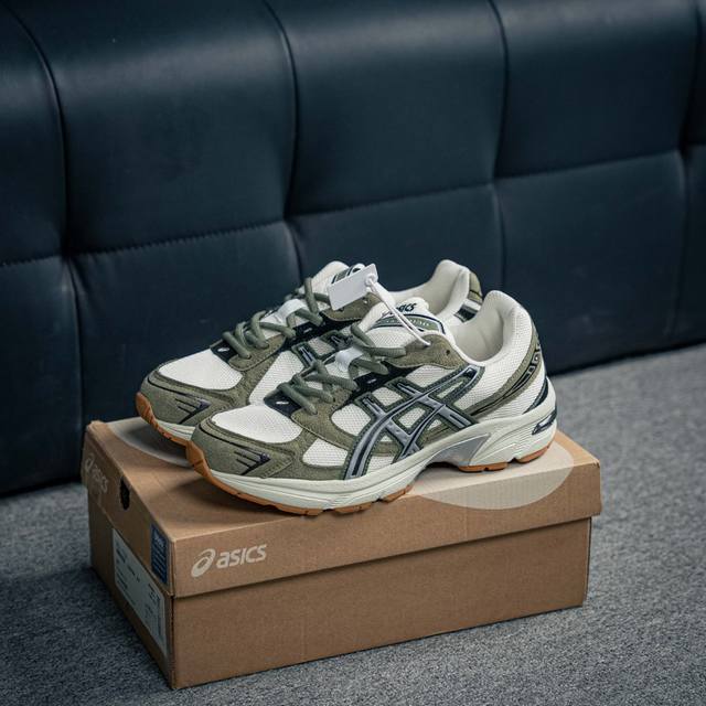 核心私 Asics Gel-1130舒适运动防滑耐磨低帮休闲跑步鞋 在透气和防滑方面也是很出色 有前掌透气网布加上鞋底X型纹路增强了透气性和地面抓地力 跑起来也