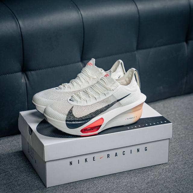 核心私 Nike Zoomx Vaporfly Next% 3 整体采用前作的设计语言，并且对后者的细节进行升级，马拉松和长距离路跑的性能极限设计而生。 货号：