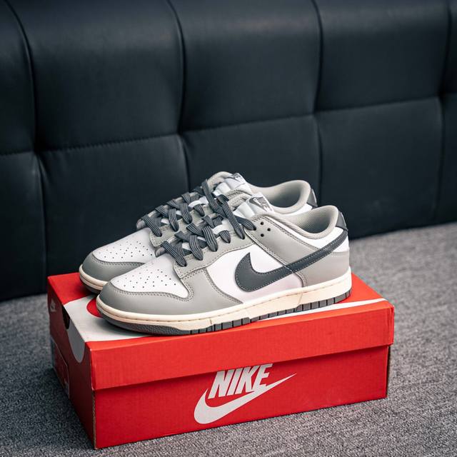 核心私 Nike Dunk 全套原楦原模倾力打造完美版型 独家原厂航空铝磨具打磨大底 鞋头坡度极致还原 无解鞋型 原盒原配 圈内天花板工艺 原厂冲刀 超高清洁度