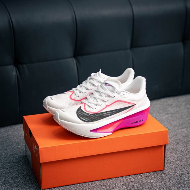 核心私 Nike Zoom Fly 6 耐克超弹轻盈跑步鞋 #鞋款搭载 Flyknit 材料 打造出众弹性 易于穿脱。采用React技术 轻盈耐穿泡绵打造,铸就