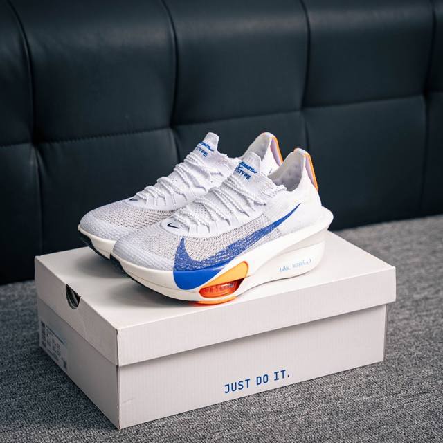 核心私 Nike Air Zoom Alphafly Next%整体采用前作的设计语言，并且对后者的细节进行升级，马拉松和长距离路跑的性能极限设计而生。 货号：