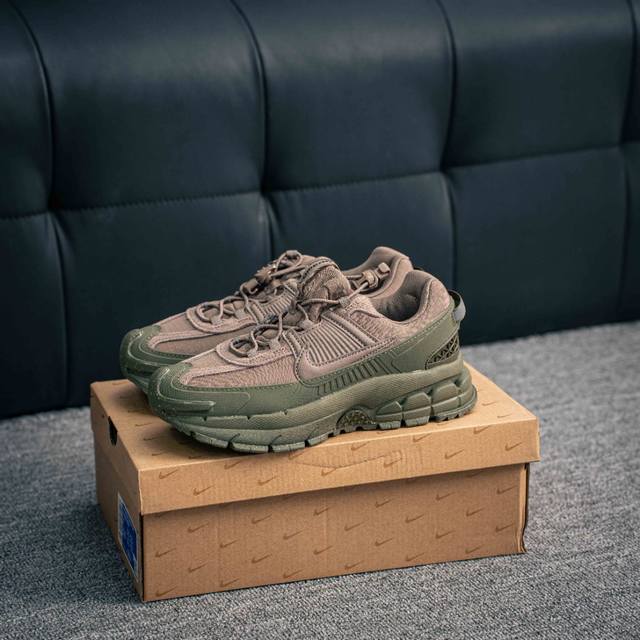 核心私 耐克Nike Zoom Vomero Roam 马拉松复古跑五代休闲运动慢跑鞋 厚底老爹鞋。采用环保纤维革饰片组合网眼布鞋面材质 升级正确后跟Tpu加固