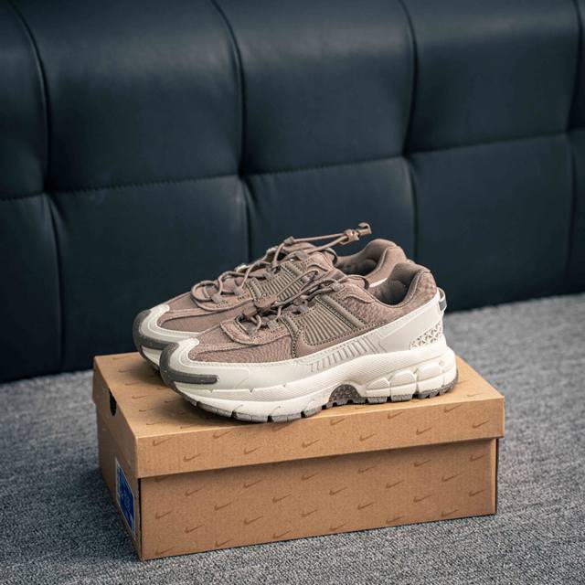 核心私 耐克Nike Zoom Vomero Roam 马拉松复古跑五代休闲运动慢跑鞋 厚底老爹鞋。采用环保纤维革饰片组合网眼布鞋面材质 升级正确后跟Tpu加固