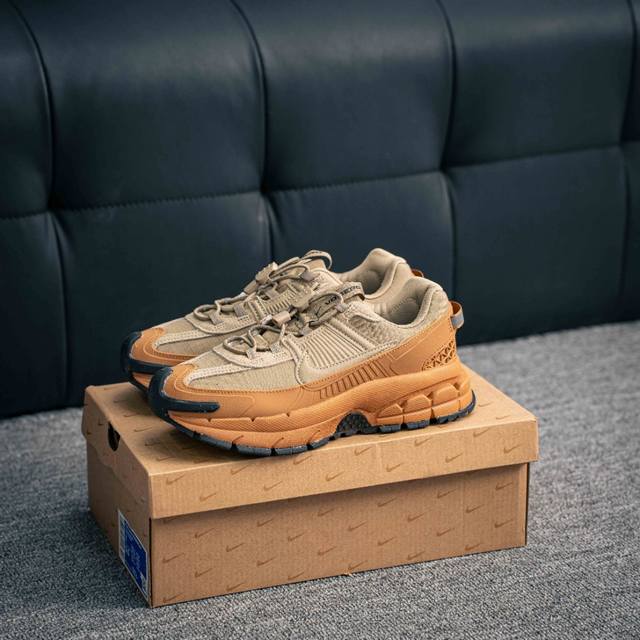 核心私 耐克Nike Zoom Vomero Roam 马拉松复古跑五代休闲运动慢跑鞋 厚底老爹鞋。采用环保纤维革饰片组合网眼布鞋面材质 升级正确后跟Tpu加固