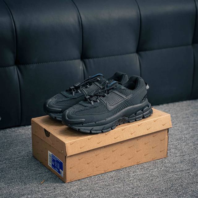 核心私 耐克Nike Zoom Vomero Roam 马拉松复古跑五代休闲运动慢跑鞋 厚底老爹鞋。采用环保纤维革饰片组合网眼布鞋面材质 升级正确后跟Tpu加固