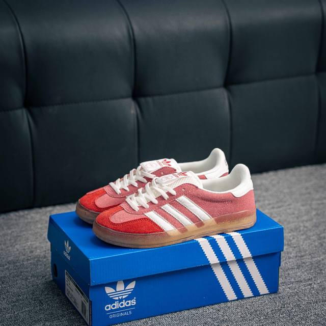 核心私 Adidas Originals Gazelle Indoor 三叶草复古防滑耐磨低帮板鞋 鞋款采用柔软的绒面革和耐用的皮革衬里融合在橡胶外底上 货号：