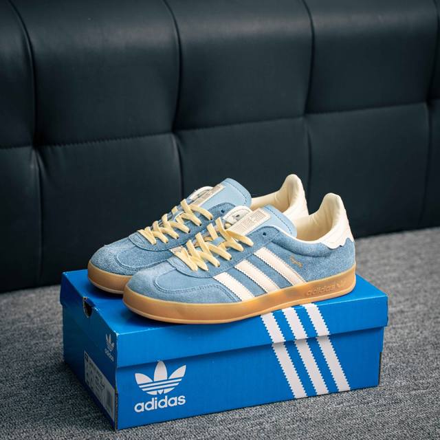 核心私 Adidas Originals Gazelle Indoor 三叶草复古防滑耐磨低帮板鞋 鞋款采用柔软的绒面革和耐用的皮革衬里融合在橡胶外底上 货号：