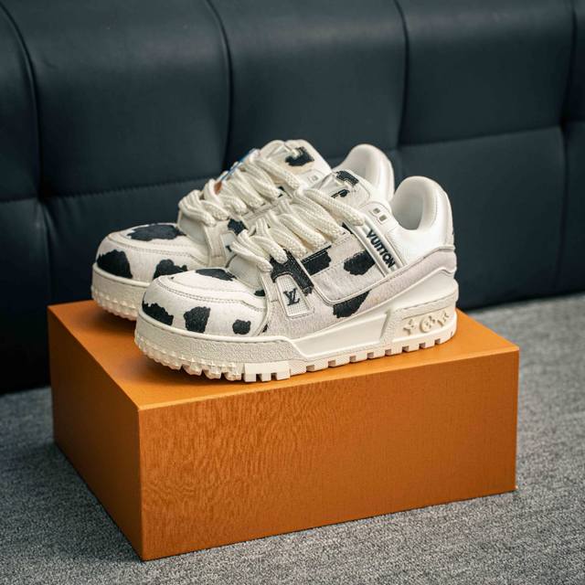 核心私 Lv-路易-威登Trainer 2025走秀最新款原版1：1开发复刻！！上脚非常舒适 做工精细鞋面由意大利进口小牛皮拼接，侧边饰有品牌Logo标志，进口