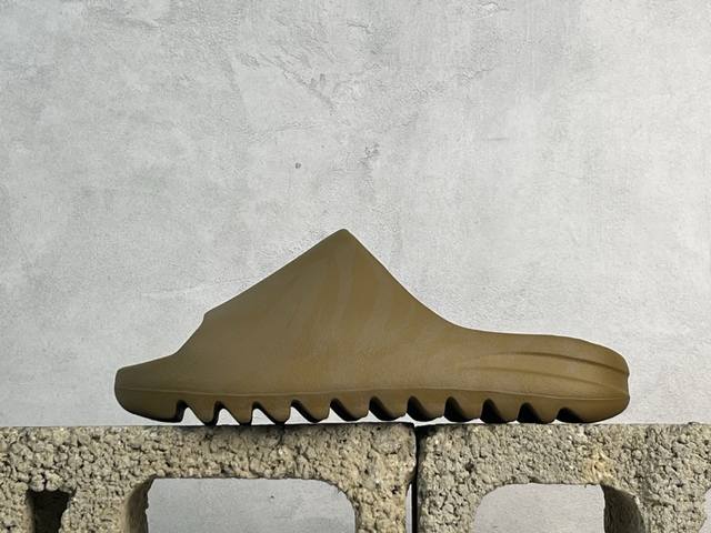 奥莱尾单福利 放店私 Ad Yeezy Foam Runner Mxt 纯原生产线出品 椰子洞洞鞋 陆续开始出货 一体注塑成型 模具前后修改8 9次 精密度要求