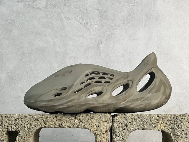 奥莱尾单福利 放店私 Ad Yeezy Foam Runner Mxt 纯原生产线出品 椰子洞洞鞋 陆续开始出货 一体注塑成型 模具前后修改8 9次 精密度要求