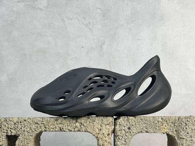 奥莱尾单福利 放店私 Ad Yeezy Foam Runner Mxt 纯原生产线出品 椰子洞洞鞋 陆续开始出货 一体注塑成型 模具前后修改8 9次 精密度要求